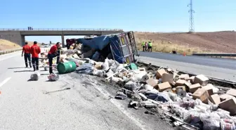 Kaza yapan tırın dorsesindeki gıda maddeleri yola saçıldı