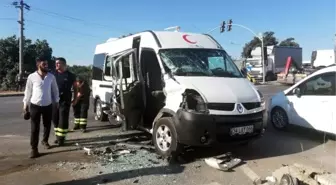 Servis otobüsü, kırmızı ışıkta geçen minibüse çarptı: 6 yaralı