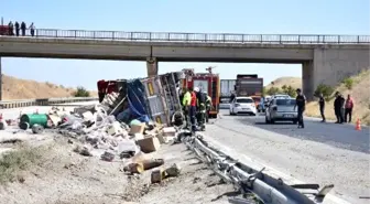 Tır devrildi, dorsedeki ürünler yola saçıldı