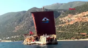 Antik dönemin izlerini taşıyan 'abora-ıv' kaş'a demir attı