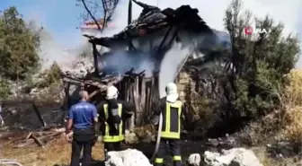 İtfaiye eri evden çıkarmaya çalıştığı şahıslarla birlikte kendi canını son anda kurtardı