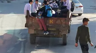 Traktörün arkasına bindirdiği öğrencilerle tehlikeli yolculuk