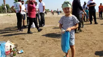 Finike sahilinden 350 kilo çöp toplandı