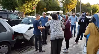 Kaza yapan araç sürücüsü otomobili bırakıp kaçtı