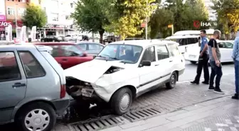 Kaza yapan araç sürücüsü otomobili bırakıp kaçtı