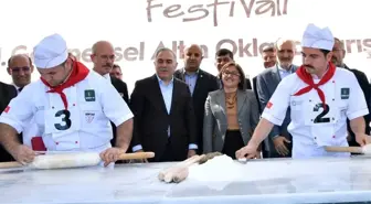 Tarihi Eminönü Meydanı'nda 15 bin dilim baklava dağıtıldı