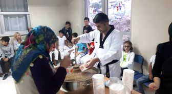 Ayvalıklı tekvandoculardan geleneksel aşure hayrı