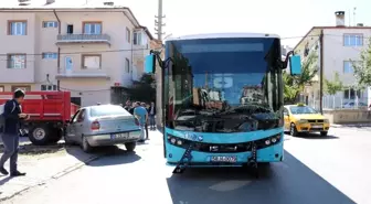 Halk otobüsünün otomobille çarpışma anı kamerada