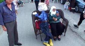 Ölen eşinin kuklasıyla birlikte gelin arabasının önünü kesti