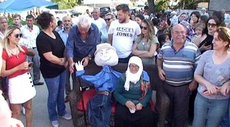 Yaşlı kadın, ölen eşinin kuklasıyla düğün konvoyunun önünü kesti