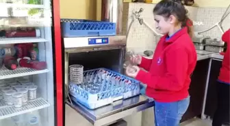 Hem sanat öğreniyorlar, hem de para kazanıyorlar...3 engelli genç kız, engellerini aştı