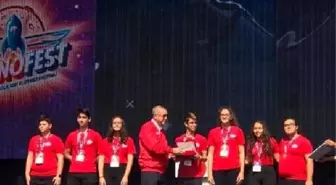 Liseli öğrenciler ödüllerini cumhurbaşkanı erdoğan'dan aldı