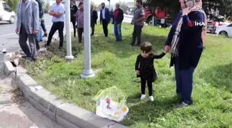 Minik Zehra kaza sonrası 'şaşkın' isimli kuşundan ayrılmadı