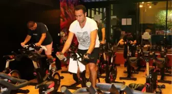 Ankaralı sporseverler 'indoor cycling' egzersizi yaptı