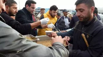 Başkandan hayvan pazarında vatandaşa aşure ikramı