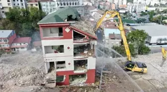 Kağıthane'de riskli bina ekipler tarafından yıkıldı