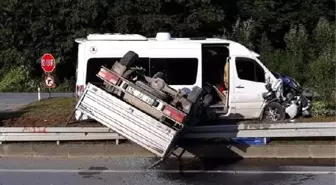 Of'ta öğrenci servisi ile kamyonet çarpıştı: 2 yaralı