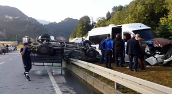 Trabzon'da öğrenci servisi pikap ile çarpıştı: 2 yaralı