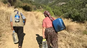 40 yıldır içecekleri suyu evlerine bidonlarda taşıyorlar