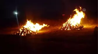 Birlikteliğe dikkati çekmek için üzerine boya döktü