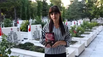 68 şehidin hayatını kitaplaştırıp, gelirini mehmetçik vakfı'na bağışladı