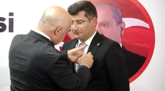 Partilerinden ayrılan İYİ Partililer rozet takarak MHP'ye geçti