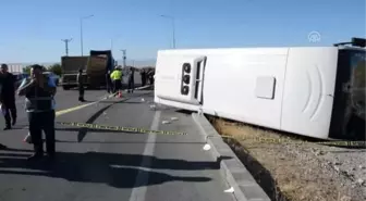 Yolcu midibüsü devrildi: 26 yaralı