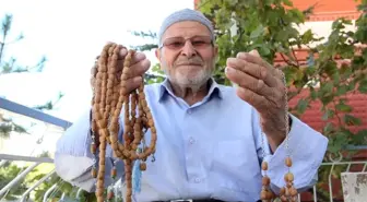 Zeytin çekirdekleri Mehmet Emin dedenin elinde tespih ve kolye oluyor