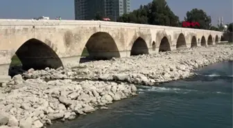 Adana 16 asırlık köprüye yine yazı yazıldı