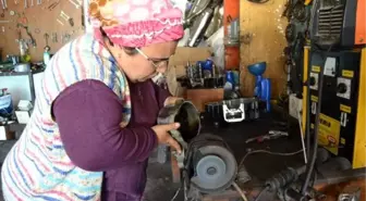 Eşine yardım için başladığı motosiklet tamirciliği mesleği oldu