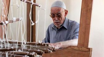 Son usta, beledi dokumasını tireli kadınlara öğretiyor