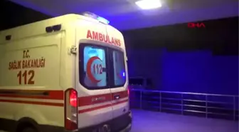 Antalya polis aracıyla motosiklet çarpıştı, anne ve kızı yaralandı