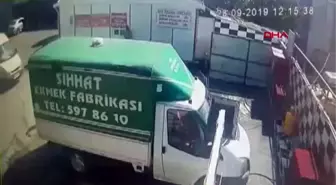 Arnavutköy'de oto yıkamacıdaki feci kaza kamerada