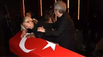 Hayatını kaybeden Tarık Ünlüoğlu'nun eşi Gülenay Kalkan, tabuta sarılarak gözyaşlarına boğuldu