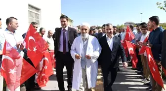 Şehit aileleri Türk bayrakları ve güllerle karşılandı