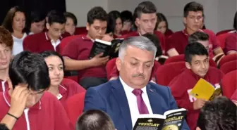 Vali Yazıcı öğrencilerle kitap okudu