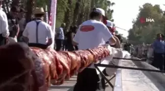 Dünya 'şişte et pişirme' rekoru 233 metrelik et şişle Adana'nın oldu