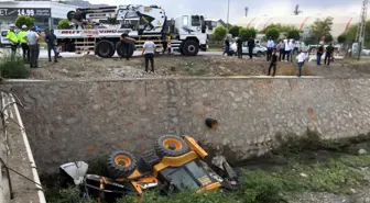 El freni çekilmeyen park halindeki iş makinesi Yeşilırmak'a düştü