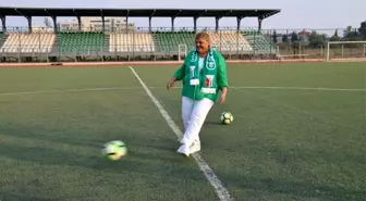 Futbola kadın eli değdi