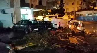 İstanbul'da sağanak ve şiddetli yağış etkili oldu: Çatılar uçtu