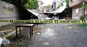 Maltepe'de çöken okuş çatısı araçların üzerine devrildi