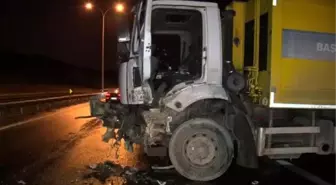 Tem otoyolu'nda yolcu otobüsü, çöp kamyonuna çarptı: 3 yaralı