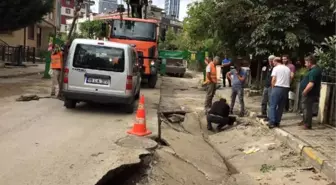 Ataşehir'de yol çöktü, çukura düşen otomobili vinç çıkardı