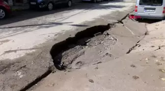 Ataşehir'de yol çöktü, çukura düşen otomobili vinç çıkardı