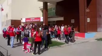 Iğdır'da gençler sokaklarda çöp topladı