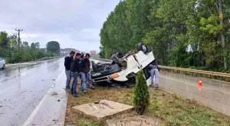 İşçileri taşıyan minibüs refüjde takla attı: 6 yaralı