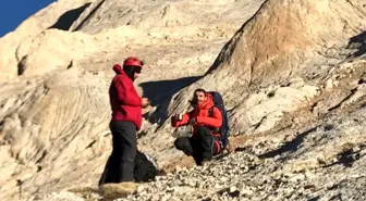 Rotayı kaybeden dağcıları kurtarma ekipleri buldu