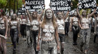 Femen üyeleri Fransa'da bu yıl öldürülen 114 kadın için protesto düzenledi