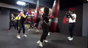 İzmir kadınlar kick boks öğrenerek öz savunmaya hazırlanıyor