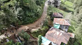 Rize'de dün yaşanan şiddetli yağışın ardından Tunca Beldesi'nin tüm yolları kapandı